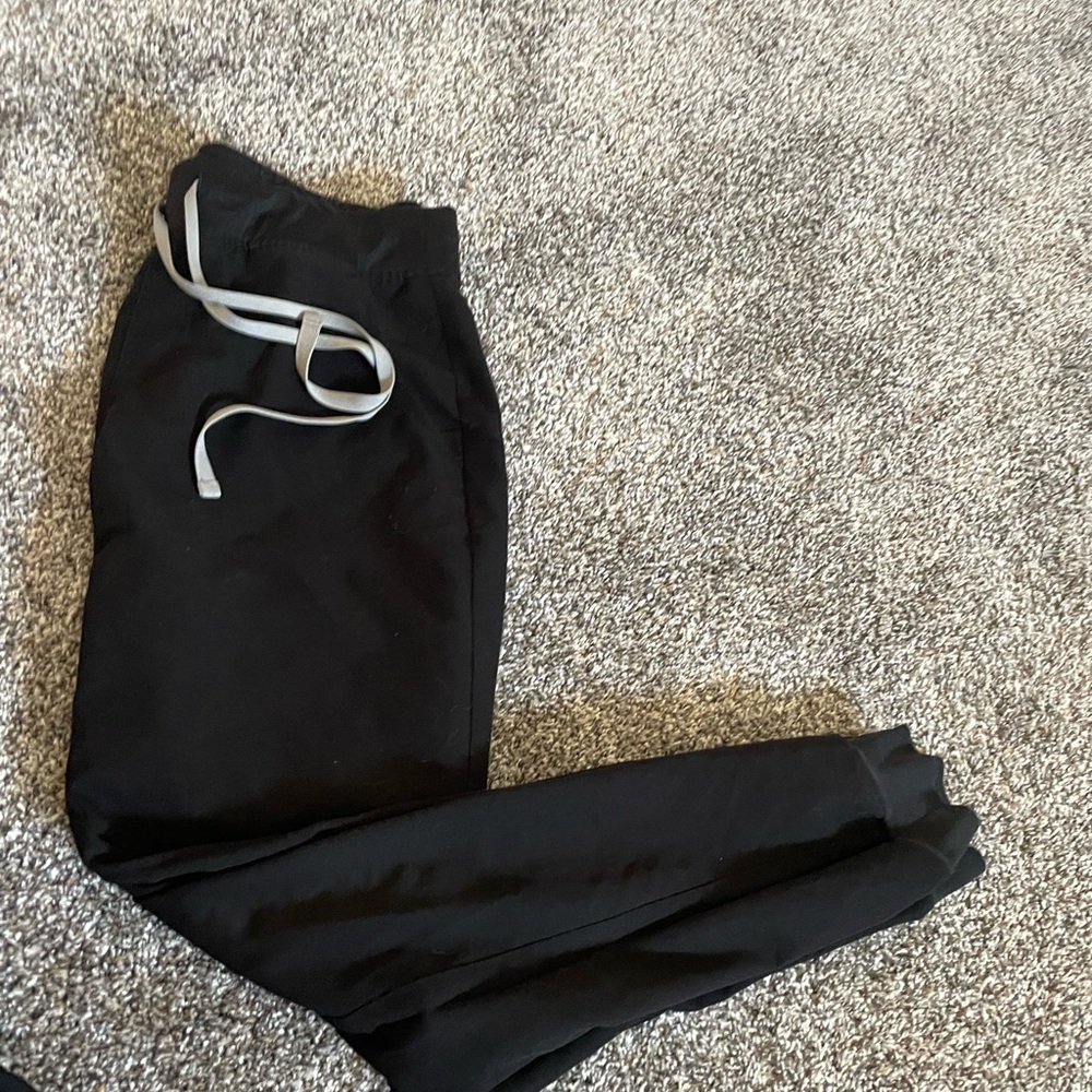 FIGs women’s (medium, tall) black jogger scrub